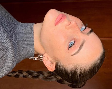 Naakte gelekte OnlyFans-foto van Effy Palarya