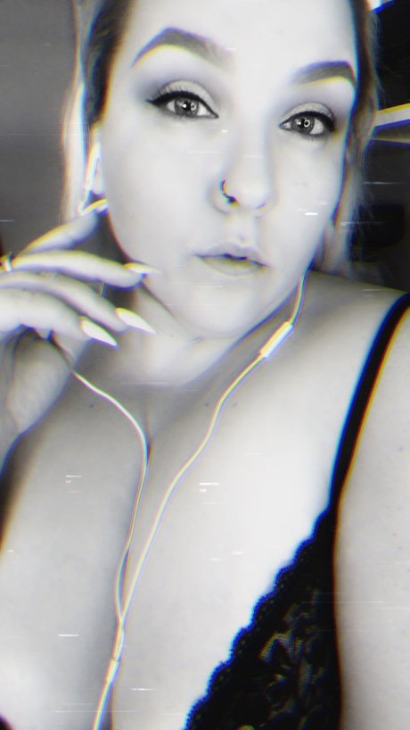 Naakte gelekte OnlyFans-foto van Sativa Siren