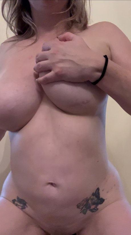 Naken lekkede OnlyFans-bilde av Satin Silk