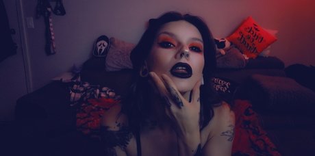 Обнаженная фотография утечки OnlyFans от Satan