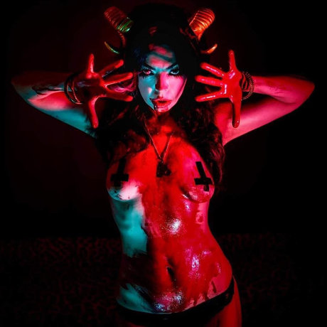 Обнаженная фотография утечки OnlyFans от Satanic Minerva