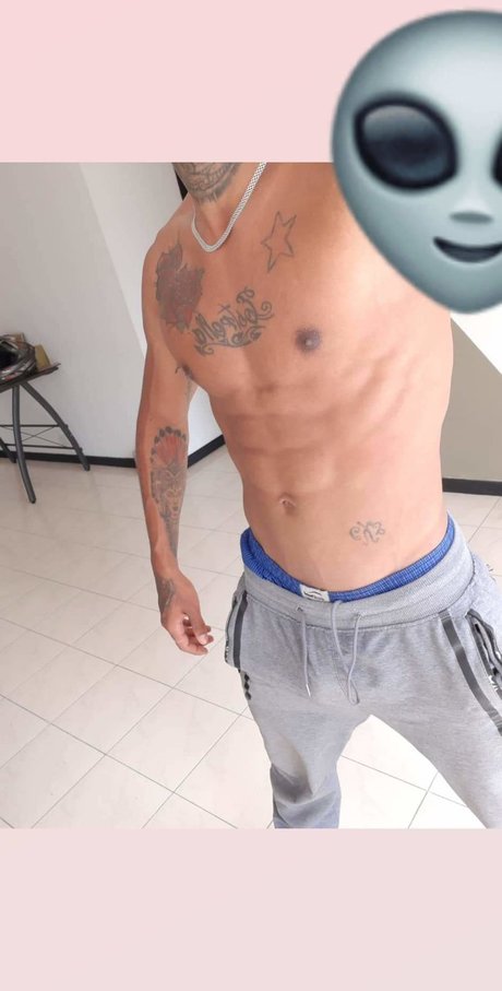 Naakte gelekte OnlyFans-foto van Santiago