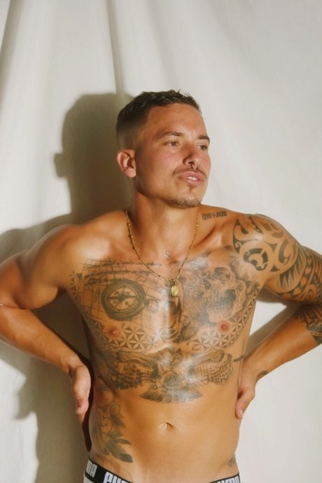 Foto di nudo di fuga di OnlyFans di Saul Kamasutra