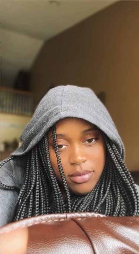 Naken läckt OnlyFans-bild av Tay