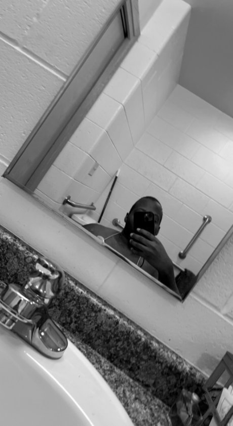 Обнаженная фотография утечки OnlyFans от Daddy Zacc Xxx