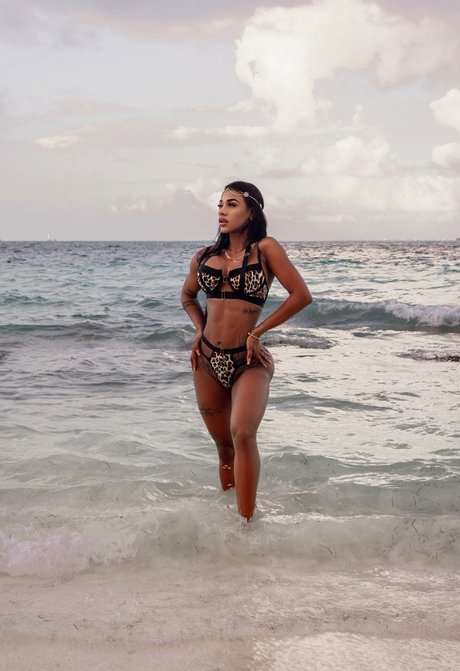 Naakte gelekte OnlyFans-foto van Yubisay