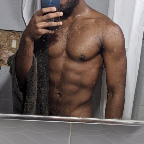 Naakte gelekte OnlyFans-foto van Luid Tarantino