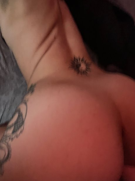 Naken läckt OnlyFans-bild av Evi