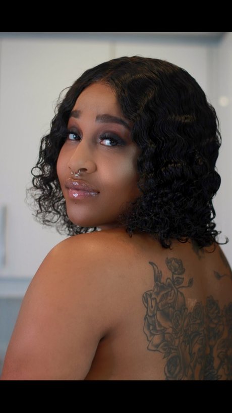 Naken lekkede OnlyFans-bilde av Iris L