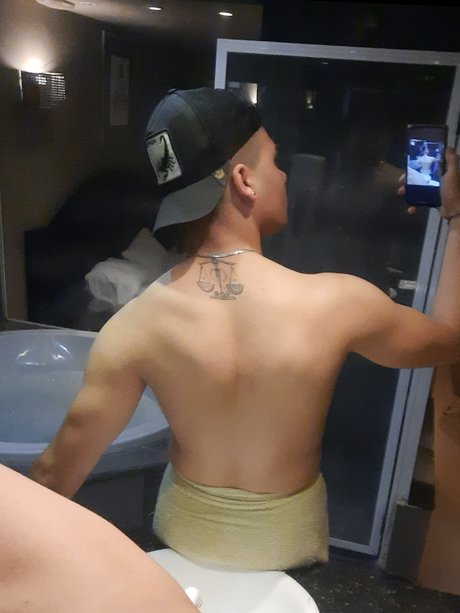 Naken lekkede OnlyFans-bilde av Irondickjr