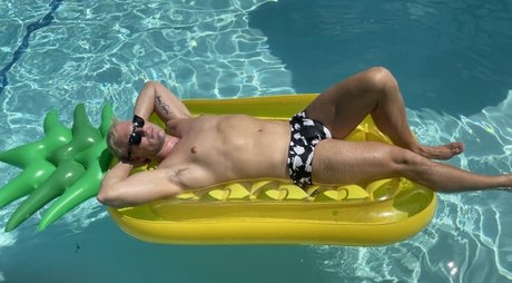 Naakte gelekte OnlyFans-foto van Kirk