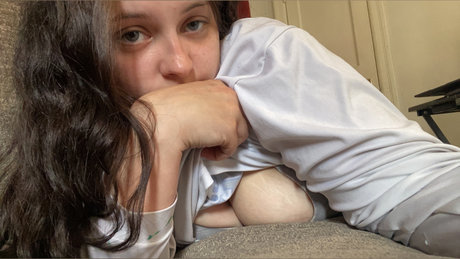 Alasti lekkinud OnlyFans-i pilt Hunni