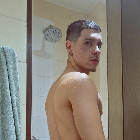 Naakte gelekte OnlyFans-foto van J0a000101