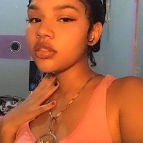 Naakte gelekte OnlyFans-foto van Giovana Giulia 