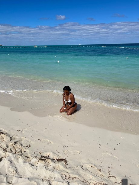 Naken lekkede OnlyFans-bilde av Honeybbabe