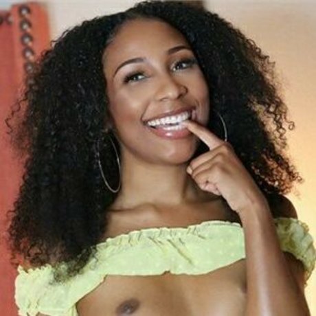 Naakte gelekte OnlyFans-foto van Olivia Jay