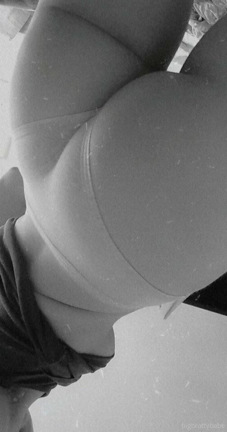 Naakte gelekte OnlyFans-foto van Bigbrattybabe
