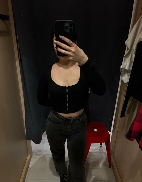 Alasti lekkinud OnlyFans-i pilt Babyamaliaa