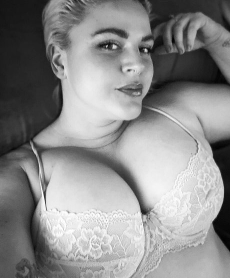 Naakte gelekte OnlyFans-foto van Rawlyssa