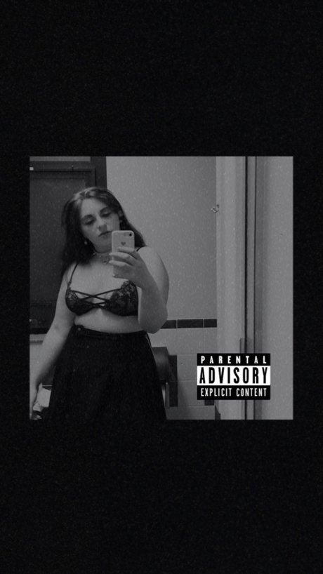 Alasti lekkinud OnlyFans-i pilt Mara Ur Thicc Goth Gf