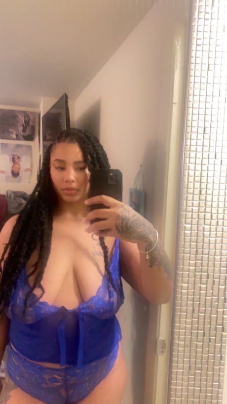 Alasti lekkinud OnlyFans-i pilt Yours Truly