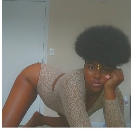 Naken lekkede OnlyFans-bilde av Sexy Robot 