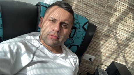 Обнаженная фотография утечки OnlyFans от Juan Guzman