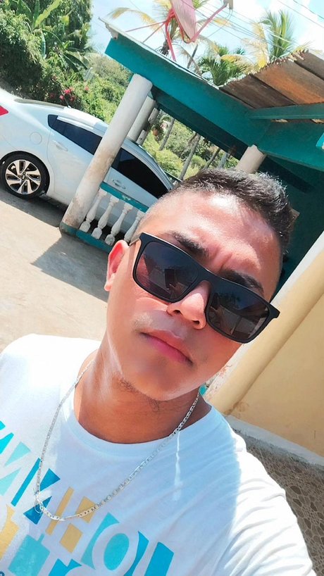 Nahá fotka uniklých OnlyFans od Karlos Lewis