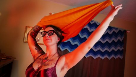 Naakte gelekte OnlyFans-foto van Bee