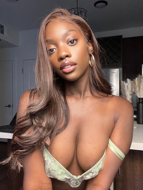 Alasti lekkinud OnlyFans-i pilt Laila