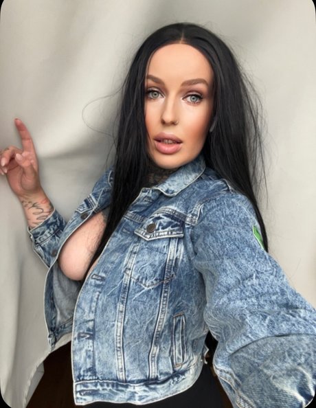 Naakte gelekte OnlyFans-foto van Millitattoedmodel