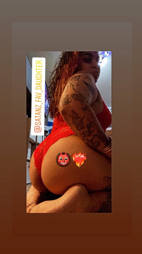 Naken lekkede OnlyFans-bilde av Satanzfavdaughter