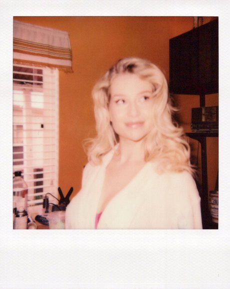 Naakte gelekte OnlyFans-foto van Lottie Moss