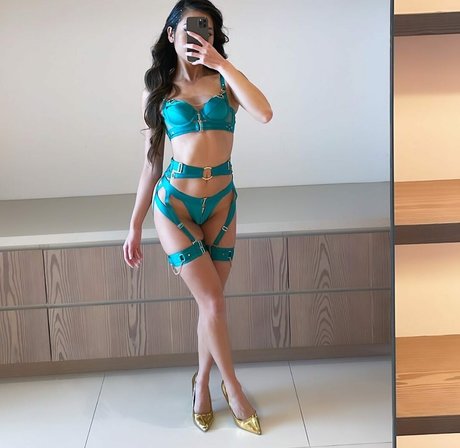 Naakte gelekte OnlyFans-foto van Vina Sky