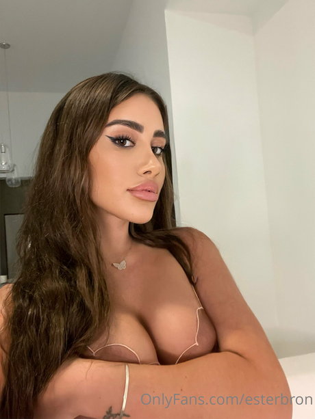 Naakte gelekte OnlyFans-foto van Esterbron