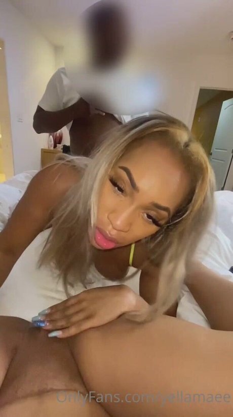 Naken läckt OnlyFans-bild av Yellamae