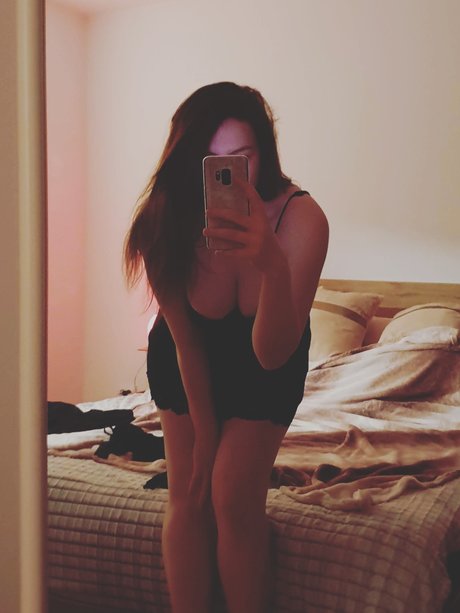 Alasti lekkinud OnlyFans-i pilt Rogue White