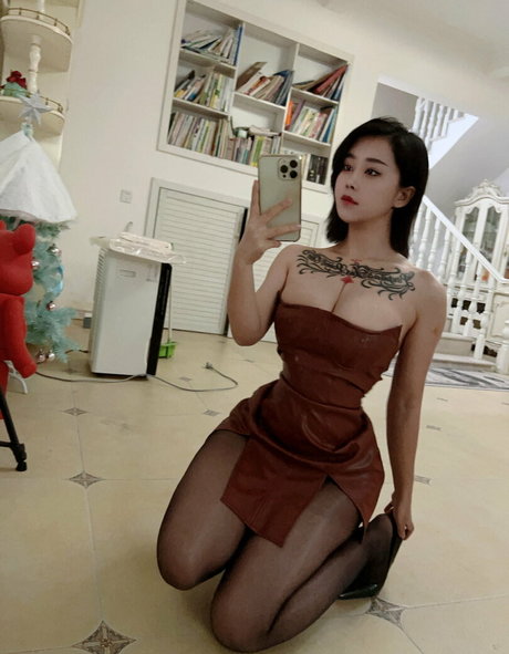 Nahá fotka uniklých OnlyFans od Zhang Heyu