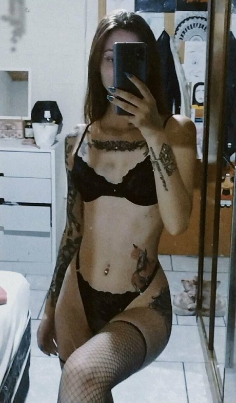 Naken läckt OnlyFans-bild av Manuella Hattenhauer