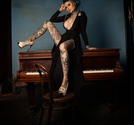 Naakte gelekte OnlyFans-foto van Pixta