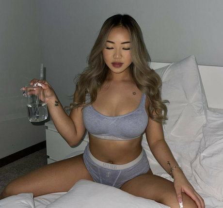 Naken lekkede OnlyFans-bilde av Lysia Lee