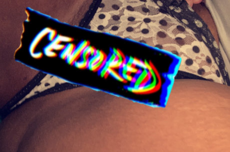 Alasti lekkinud OnlyFans-i pilt Eroticka