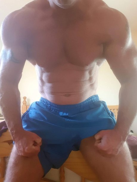 Foto di nudo di fuga di OnlyFans di Muscle Daddy