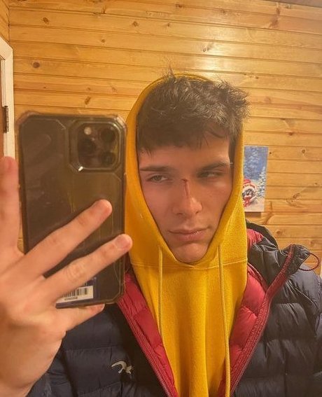 Alasti lekkinud OnlyFans-i pilt Cosmic Cowboy