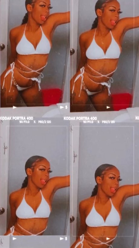 Naakte gelekte OnlyFans-foto van Magically Delicious