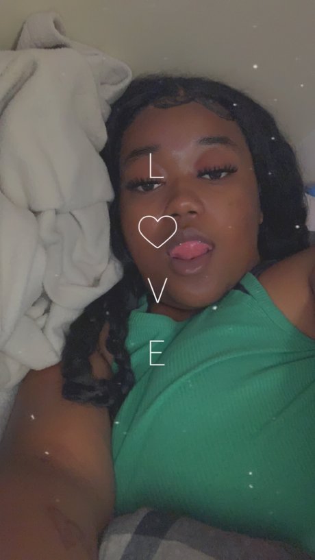 Naken lekkede OnlyFans-bilde av Naee 