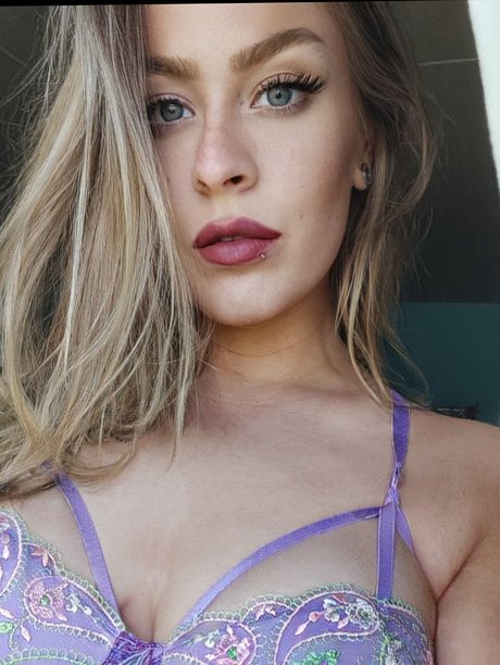 Nahá fotka uniklých OnlyFans od Miss Cece