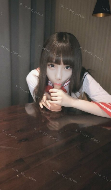 Alasti lekkinud OnlyFans-i pilt Redhongsi