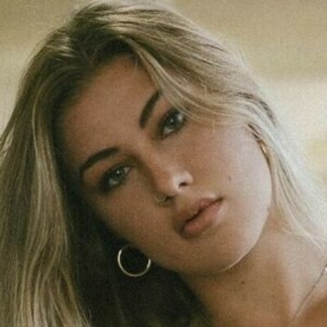 Naakte gelekte OnlyFans-foto van Meghan Walker