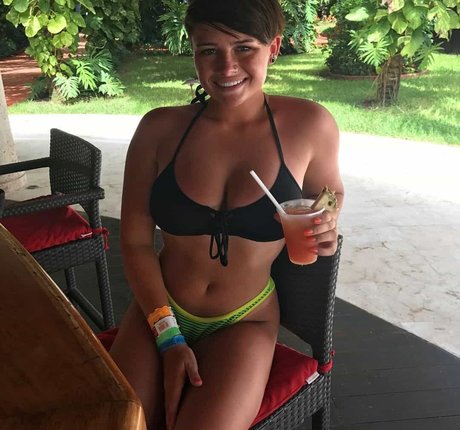 Naken lekkede OnlyFans-bilde av Hallie Clark